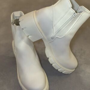 Very G Women's White Ankle Booties